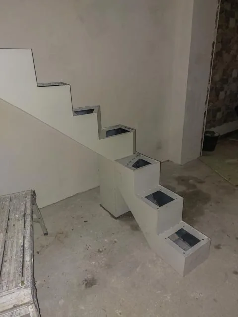 Betoniniai laiptai prieš apkalimą medžiu