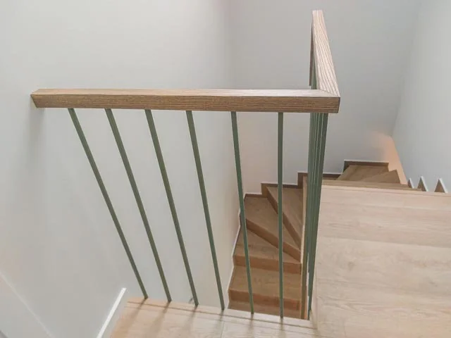 Antro aukšto laiptinės tvorelė su strypukais